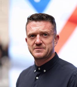 Tommy Robinson (1:2) - Alle får tæsk i Luton